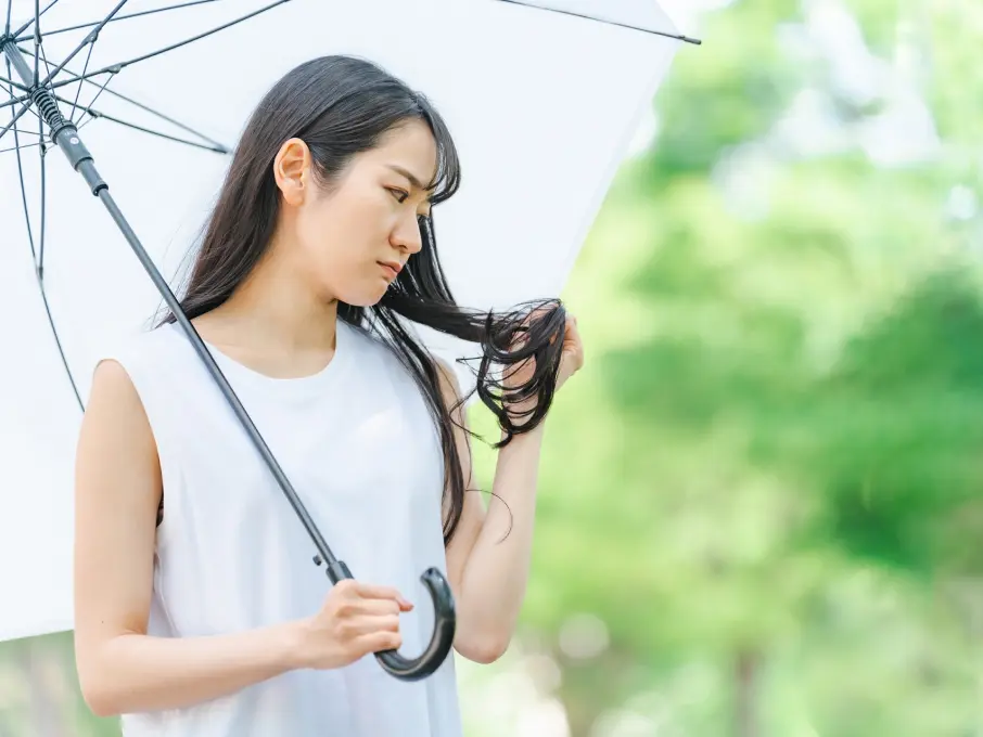 湿気で髪が広がりやすい
